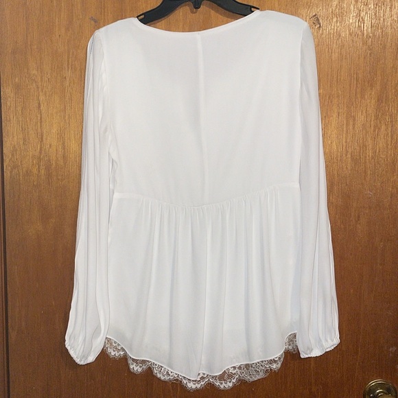•WHITE HOUSE BLACK MARKET•NWOT WHITE CHIFFON KEYHOLE FLOWY LACE BLOUSE SIZE 2 - Picture 4 of 10